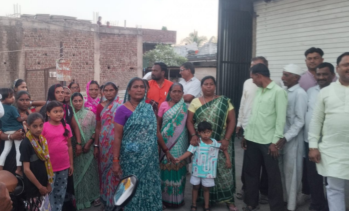 Liquor Shop Row in Burhanpur: Protest Erupts Near School & Temple, Shop Shut Down