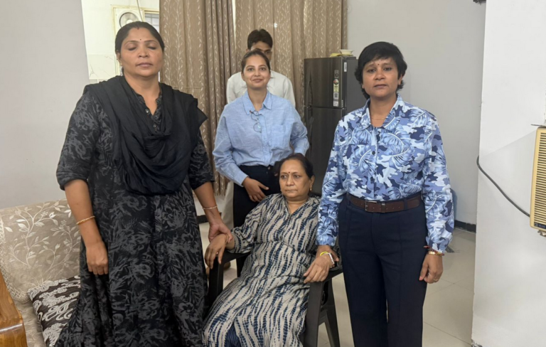 Madhya pradesh News Rajgarh CMHO Caught Red-Handed Taking Bribe