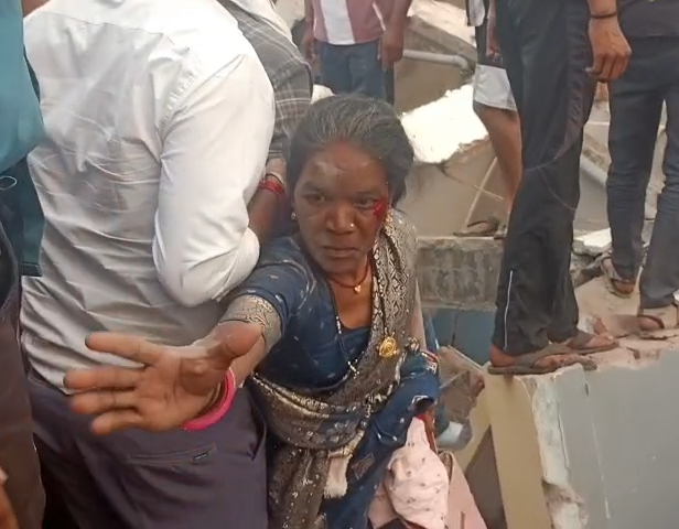 Major Collapse in Kotma, Anuppur: Four-Storey Agrawal Lodge Falls, One Dead, Several Trapped