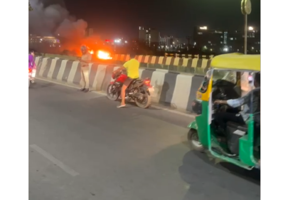 Moving Car Turns Into Fireball Near Ekana Stadium Bridge in Lucknow, Major Mishap Averted