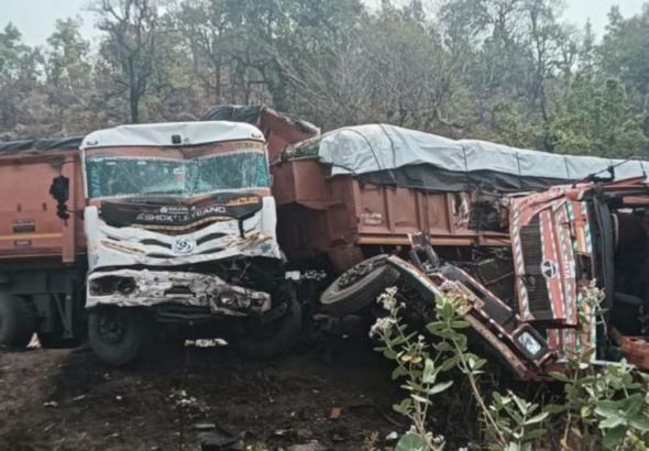 Chhattisgarh news Major Crash on NH-130 in Korba: 3 Trailers and Car Collide, 5 Injured, Locals Rescue Victims