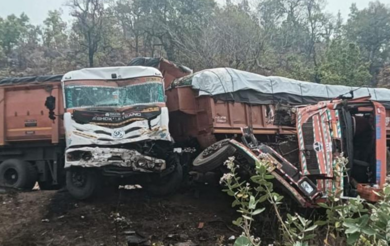 Chhattisgarh news Major Crash on NH-130 in Korba: 3 Trailers and Car Collide, 5 Injured, Locals Rescue Victims