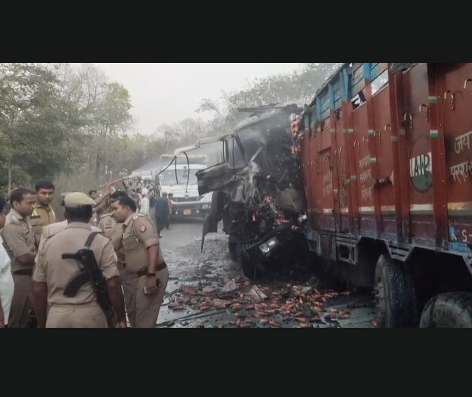 Horrific Road Accident in Hathinalla: Two Burn Alive After Trucks Collide and Catch Fire